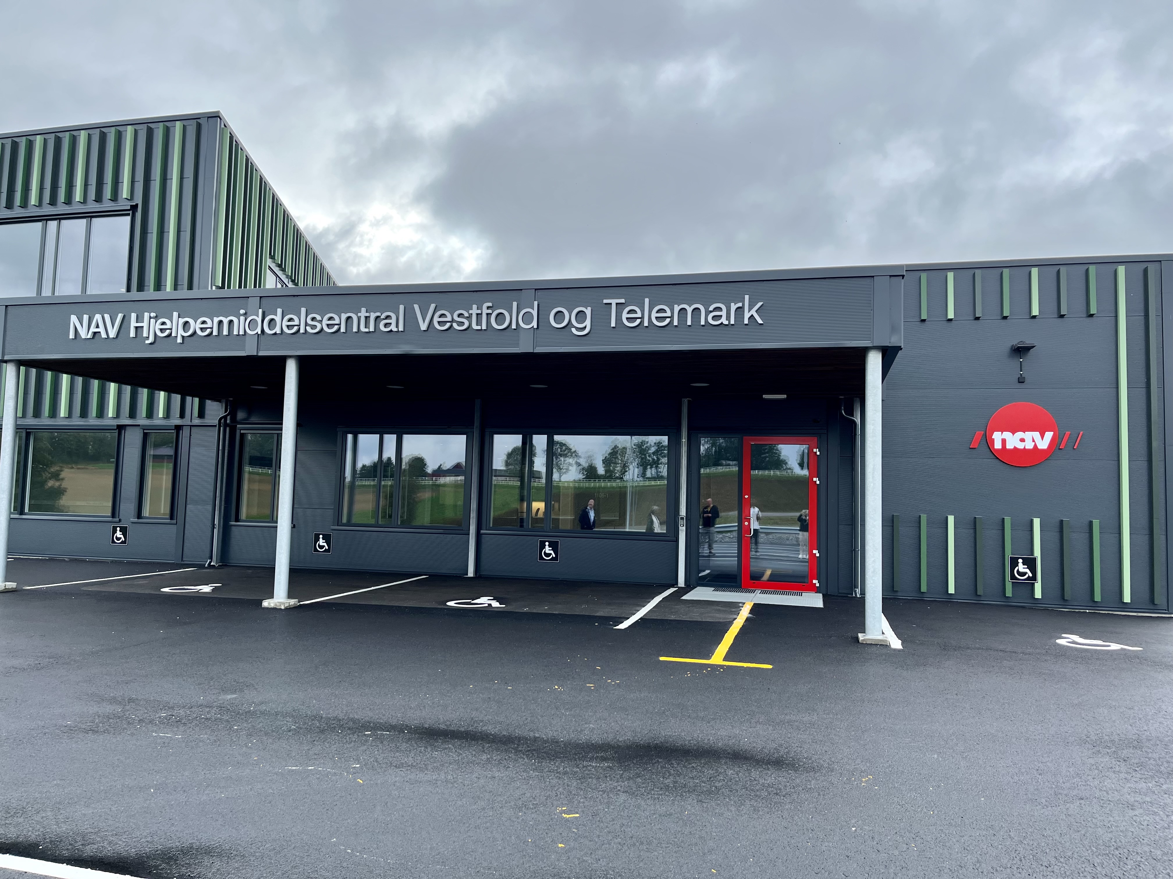 Avdelingsdirektør Malin Skåtun sier hennes 100 ansatte gleder seg stort til å flytte inn i de nye lokalene. Her sammen med Helge Nilsen i VN Utvikling. 