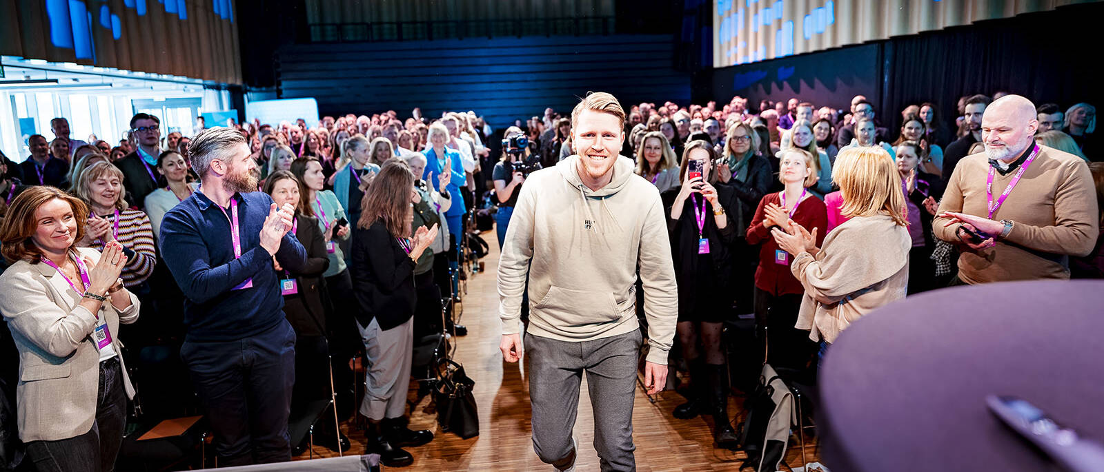 Flere hundre tusen følger Fredrik (32) for de nådeløse analysene fra arbeidslivet. Nå stiller han på «Hjem til Larvik».
